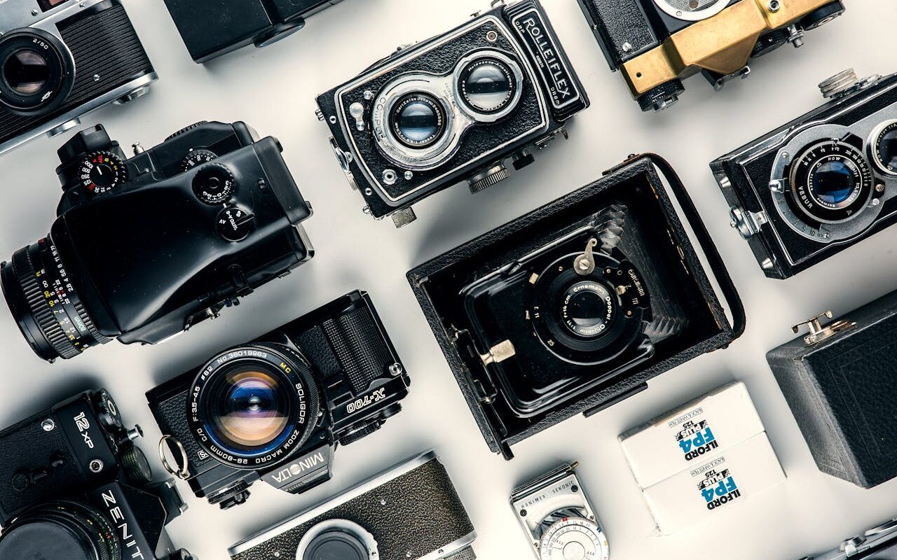 Zdjęcie dodane przez Alex Andrews: https://www.pexels.com/pl-pl/zdjecie/rozne-aparaty-czarno-szare-1983038/