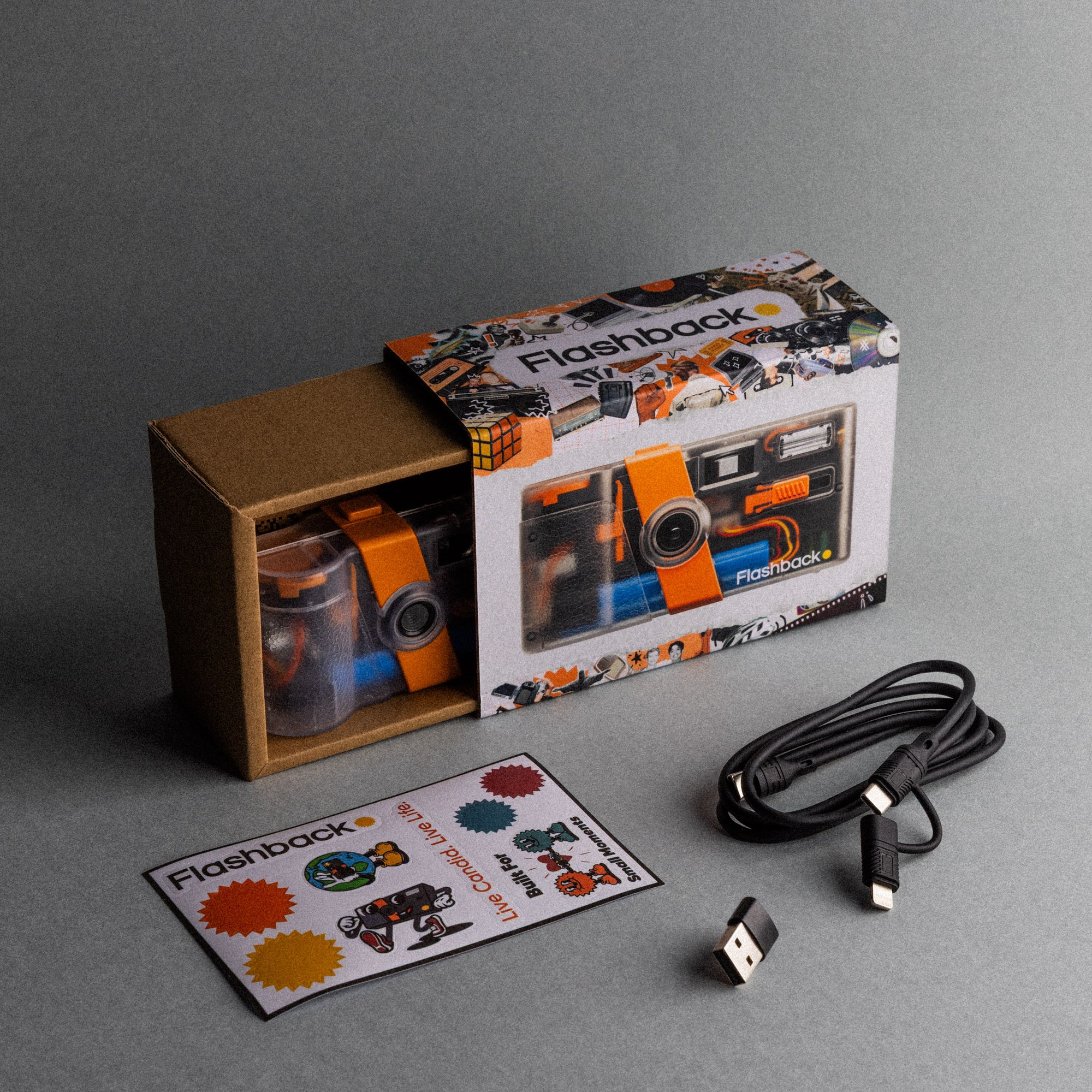 Wiralowa małpka Flashback ONE35 V2 dostępna w przedsprzedaży. To lepsza matryca, Wi-Fi i Bluetooth, klimat analoga i świetna cena! 4 Packaging Ecom Shots 3
