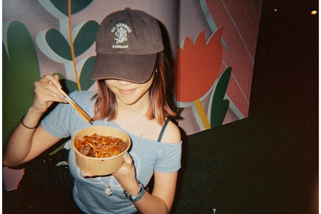 2025 11 14 hk chinny staff simple use camera classicolor 200 135 film 019