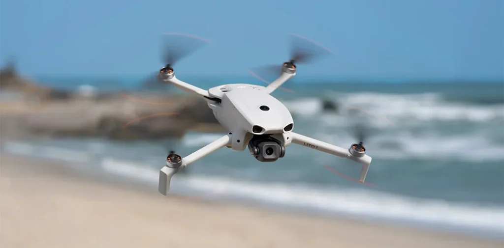 Dron DJI Lito 1 leci nad plaza