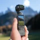 Gimbal DJI Osmo Pocket 4 w dloni na tle gor