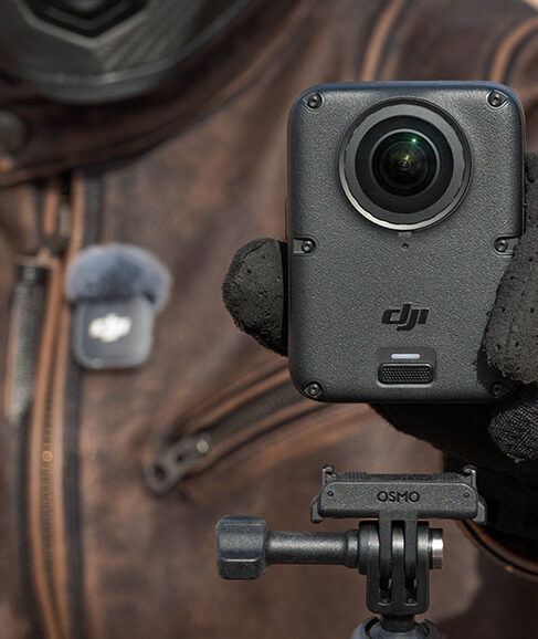 Motocyklista montuje kamere DJI Osmo 360 II na kierownicy