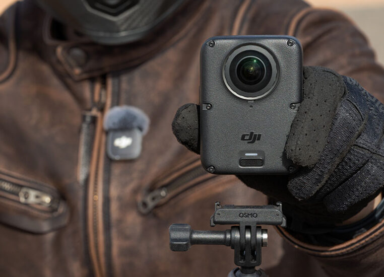Motocyklista montuje kamere DJI Osmo 360 II na kierownicy
