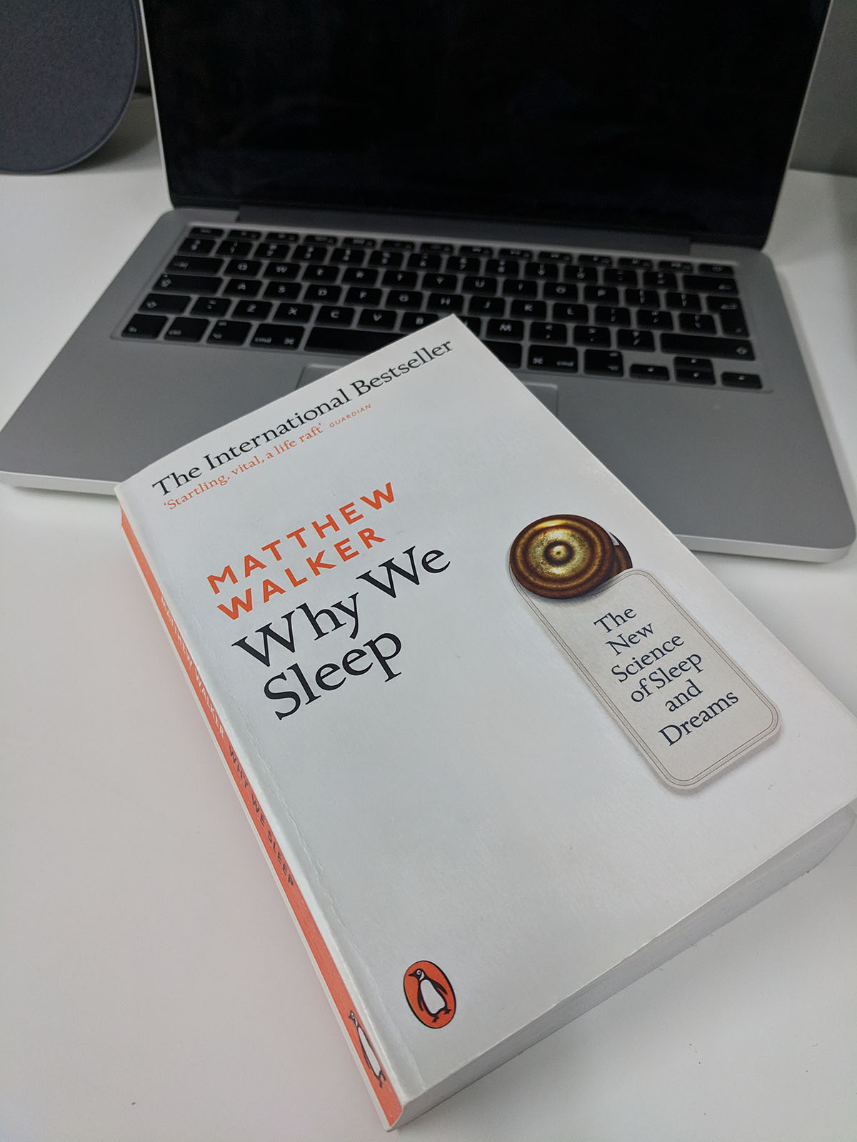 Matthew Walker Why We sleep - zdjęcie książki leżącej na laptopie