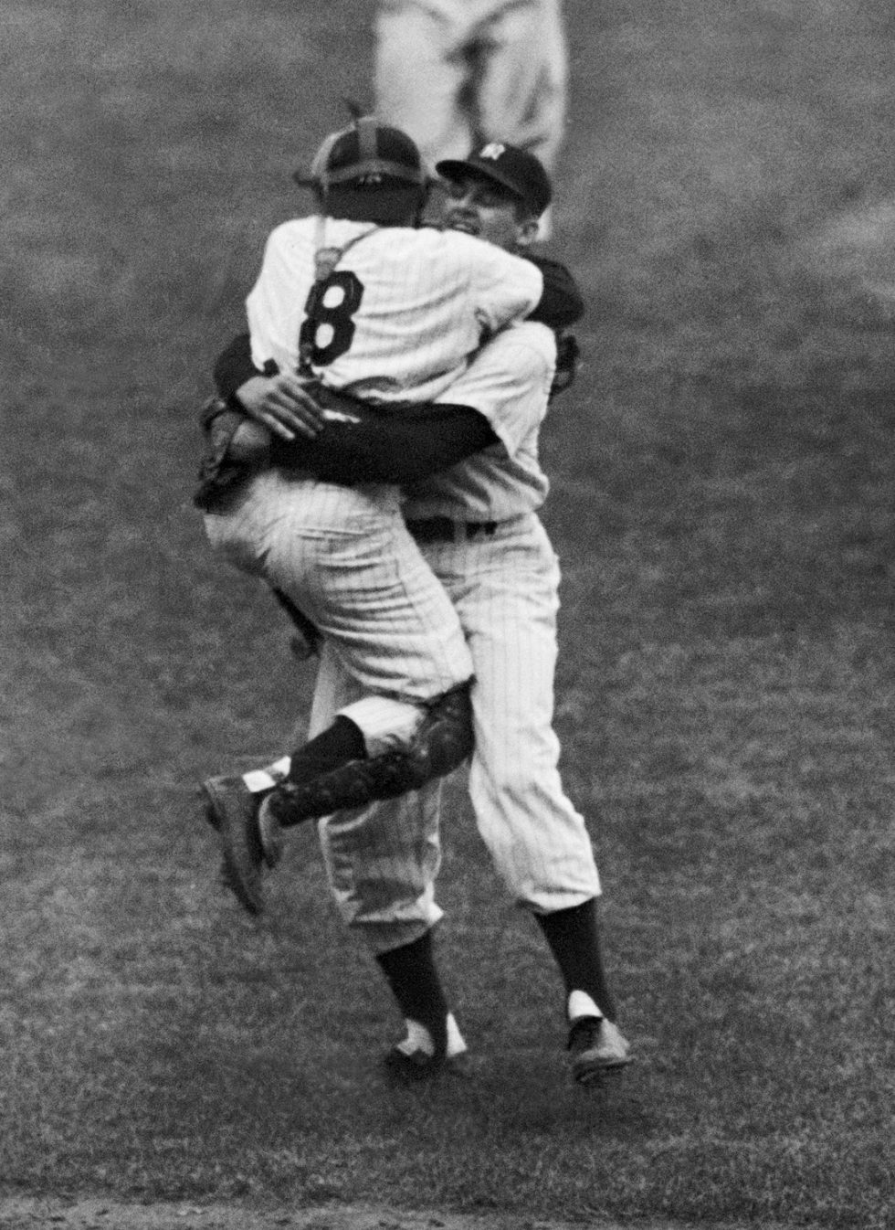 Perfect Game - Yogi Berra w objęciach Don Larsen